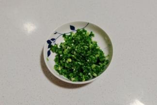 葱适量剁成葱糜；