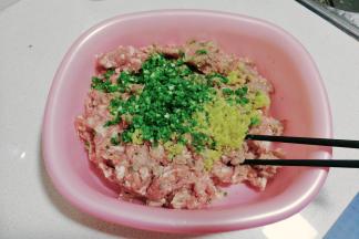 肉糜，鱼糜，葱姜糜放入盆中；