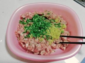肉糜，鱼糜，葱姜糜放入盆中；