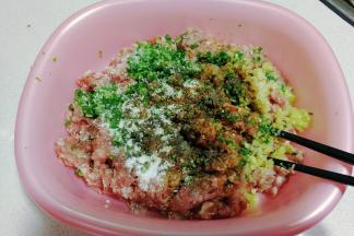 再调入适量盐，料酒，生抽，胡椒粉，鸡精搅拌均匀；