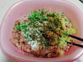 再调入适量盐，料酒，生抽，胡椒粉，鸡精搅拌均匀；