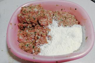 取出其中一份馅料放在旁边，再在1/4空白处填满生粉；（不管你所做馅料多少，生粉用量都是总馅料的四分之一）