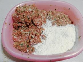 取出其中一份馅料放在旁边，再在1/4空白处填满生粉；（不管你所做馅料多少，生粉用量都是总馅料的四分之一）