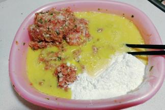再将鸡蛋打散，分次加入馅料中拌均匀；