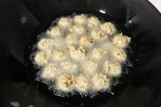 然后锅中倒入适量油，五成热时挤入肉丸中小火炸制，期间用漏勺多翻滚几次；