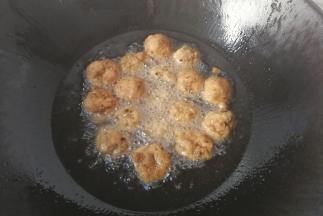 炸制肉丸浮起呈金黄色后捞起控干油，再依次炸完剩下的肉丸子，放凉后过夜，第二天就可以装保鲜袋冷冻保存，以后随吃随取；