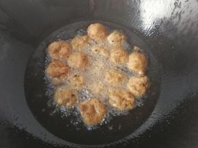 炸制肉丸浮起呈金黄色后捞起控干油，再依次炸完剩下的肉丸子，放凉后过夜，第二天就可以装保鲜袋冷冻保存，以后随吃随取；