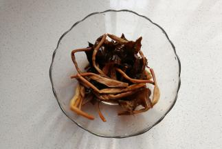 下面分享一道我们湖北的家常煮肉丸：先取适量黑木耳和干黄花菜泡；