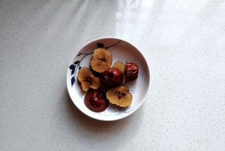 再取适量红枣备用；（小颗红枣较佳，家里没有小颗红枣，只有大枣，所以我把大枣切了几刀）