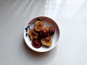 再取适量红枣备用；（小颗红枣较佳，家里没有小颗红枣，只有大枣，所以我把大枣切了几刀）