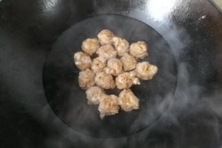 锅中入适量水，下入醒冻好的肉丸子大火烧开；