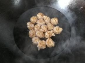 锅中入适量水，下入醒冻好的肉丸子大火烧开；
