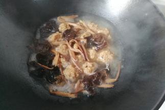 烧开后调入少许食用油转中火煮几分钟，然后放入泡发好的黄花菜和黑木耳再煮几分钟；
