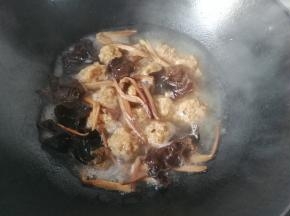烧开后调入少许食用油转中火煮几分钟，然后放入泡发好的黄花菜和黑木耳再煮几分钟；