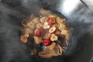 最后下入红枣，再调入适量盐，生抽，胡椒粉和鸡精翻拌均即可装盘享用！