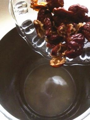 红枣去核倒入豆浆机中