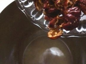 红枣去核倒入豆浆机中