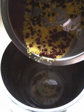 小米红豆淘洗干净，倒入豆浆机中