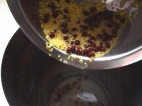小米红豆淘洗干净，倒入豆浆机中