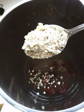 放入即食的燕麦片，大汤匙三汤匙，大约有50克