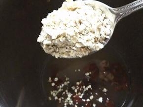 放入即食的燕麦片，大汤匙三汤匙，大约有50克