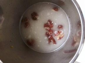 加水至最高刻度1300ml