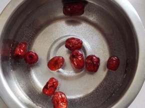 红枣需提前浸泡，要去核