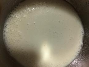 用手动打蛋器将牛奶和玉米油充分搅拌成如图的状态