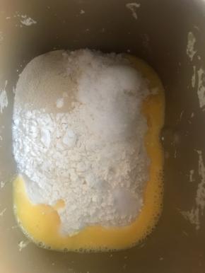 取出冷藏后的面团，放入除黄油外的主面团材料，和面