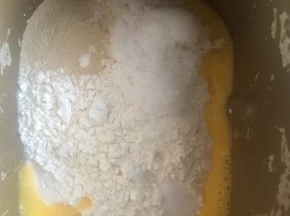 取出冷藏后的面团，放入除黄油外的主面团材料，和面