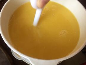 用搅拌棒滤去渣