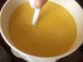 用搅拌棒滤去渣