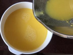 再将煮好的玉米豆浆倒入容器里