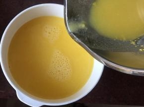 再将煮好的玉米豆浆倒入容器里