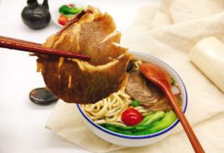 吃一口自己酱制的酱牛肉面好吃又健康！ 几分钟做一碗酱牛肉面的前提是要提前把酱牛肉提前加工好。酱牛肉的制作方法可参考我的酱牛肉菜谱。