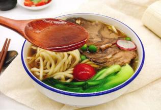 喝上一口咸香适口的汤汁，美滋滋哒。