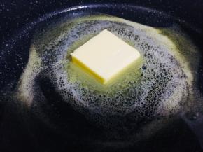 黄油放入平底锅加热至融化