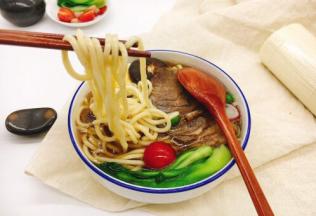 面条吸足了汤汁，香香哒。