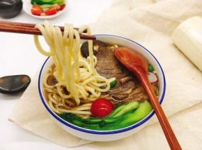面条吸足了汤汁，香香哒。