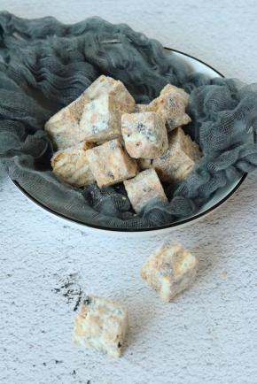 坚果和果干根据自己喜好来，我喜欢带点酸甜，所以会加蔓越莓，同样你也可以改成葡萄干或者其他