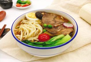 将煮好的面条放到盛有汤头碗里，最后放入酱牛肉、鸡蛋、小油菜、豌豆、鲜鲜菇、小番茄、小水萝卜即可。 喜欢吃辣的小朋友可添加辣椒油。 几分钟就能做好一碗热气腾腾的诱人的超级适口的酱牛肉面，小伙伴们还不赶快来试试。