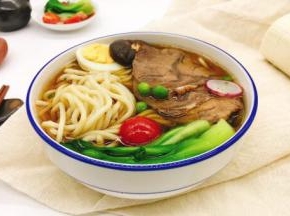 将煮好的面条放到盛有汤头碗里，最后放入酱牛肉、鸡蛋、小油菜、豌豆、鲜鲜菇、小番茄、小水萝卜即可。 喜欢吃辣的小朋友可添加辣椒油。 几分钟就能做好一碗热气腾腾的诱人的超级适口的酱牛肉面，小伙伴们还不赶快来试试。