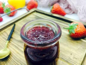 趁热将草莓酱盛到消过毒的草莓酱小瓶子里，把盖儿拧紧，草莓酱可保存半年。