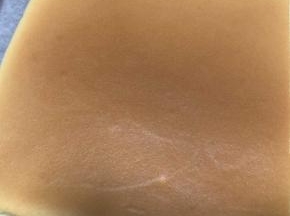 出炉后拎着油纸取出，上面盖一张油纸，翻面后取掉之前底部的油纸，在上面盖上新油纸再翻过来，如图，再盖上油纸放凉