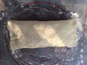 收口处按紧，放进冰箱冷冻20分钟左右定型