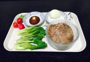 1个鸡蛋、2棵小油菜、3片酱牛肉，2个小番茄、1个小水萝卜。