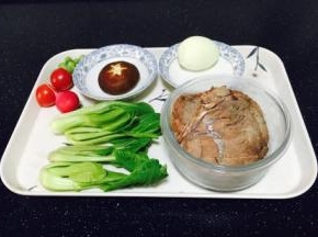 1个鸡蛋、2棵小油菜、3片酱牛肉，2个小番茄、1个小水萝卜。