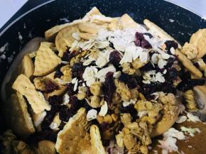 倒入掰碎的饼干和混合坚果