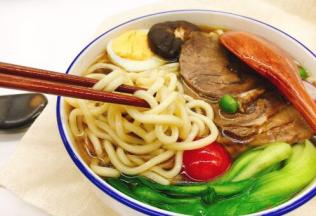 筋道爽滑的酱牛肉面回味无穷。