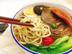 筋道爽滑的酱牛肉面回味无穷。